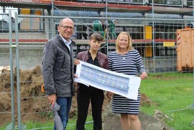 von links nach rechts 1. Beigeordneter und Gebäudedezernent Dr. Christoph Müllmann, Amtsleiterin für Gebäudewirtschaft Christiane Tielsch, Stellvertretende Leitung der Grundschule am Niersenberg Heike Vellar vor dem Schulgebäude, das saniert wird