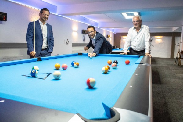 Marcel Groß (Sparkassenstiftung), Bürgermeister Prof. Dr. Christoph Landscheidt und Peter Sentheim (PBC Joker) weihen die Billardtische ein