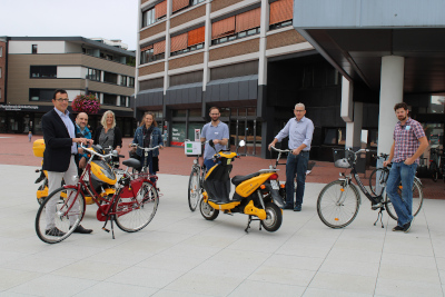 von links nach rechts Bürgermeister Prof. Dr. Christoph Landscheidt und Mitarbeiter der Stadt Peter Friedhoff, Heike Adolph (ASD), Jana Boddenberg (ASD), Dennis Salomon, Guido Roosen, Patrick Noordam mit den Dienstfahrrädern