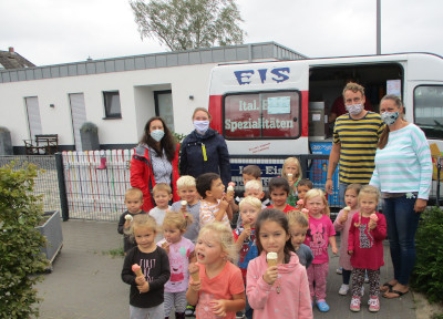 Die Regenbogenkinder mit Frau Vinnbruck (Förderverein der Bunten Welt), Frau Strohm (Allianz), Herrn Kreuzer und Frau Wicki (von links nach rechts)