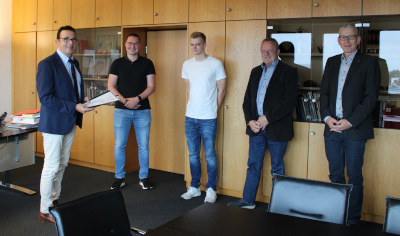 Urkundenübergabe: von links nach rechts: Bürgermeister Prof. Dr. Christoph Landscheidt, Daniel Henning, Calvin Weierstahl, Frank Aldenkott (Personalrat), Guido Roosen (Amtsleiter Hauptamt)