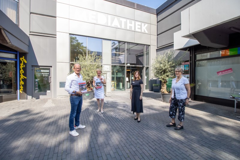 Akteure vor der Mediathek