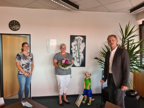 Julia Sallach (Personalrat), Sabine Mader und Stadtkämmerer Martin Notthoff