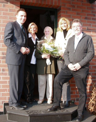 Marga Malonek im Kreise der Gratulanten