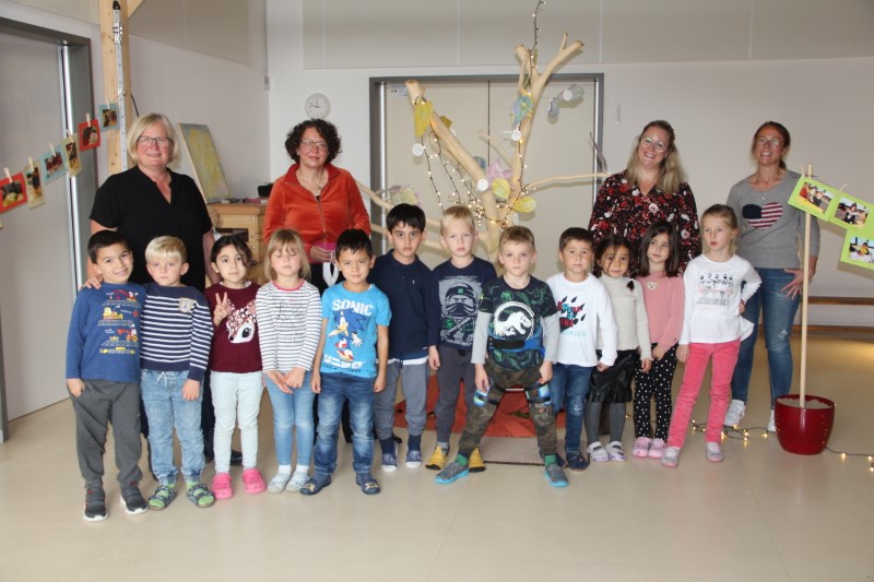 Bettina Berling (Bunte Welt), Andrea Much (sevengardens-Dialogerin), Saskia Fuss (Bunte Welt) und Jennifer Wachtendonk (Kulturamt) mit den Vorschulkindern der Bunten Welt