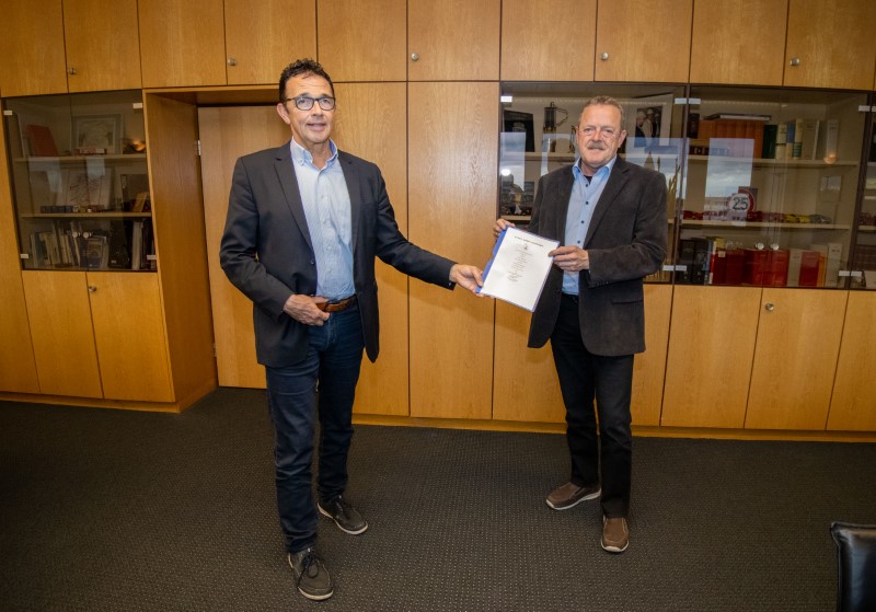 Bürgermeister Prof. Dr. Christoph Landscheidt (links) gratuliert Frank Aldenkott zum Dienstjubiläum