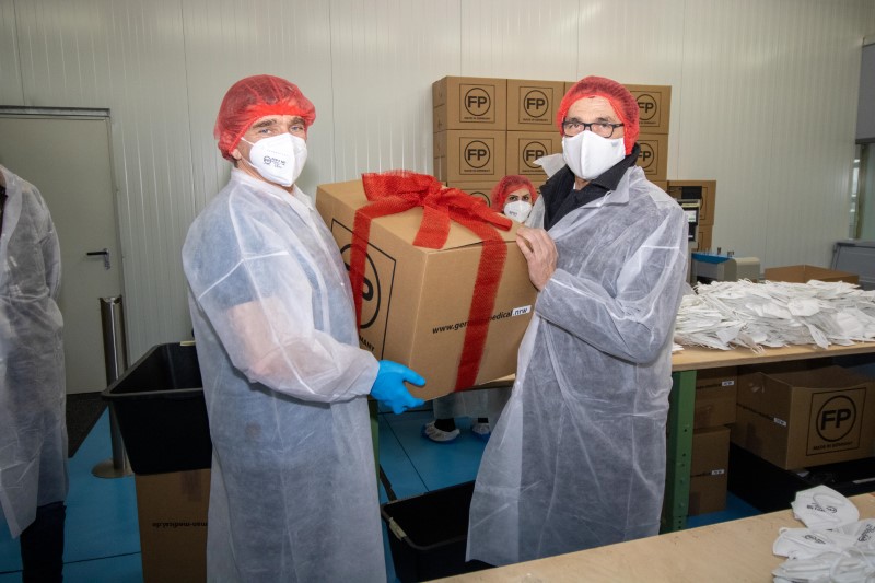 Stephan Thiel übergibt 1000 Masken an Bürgermeister Christoph Landscheidt für karitative Zwecke