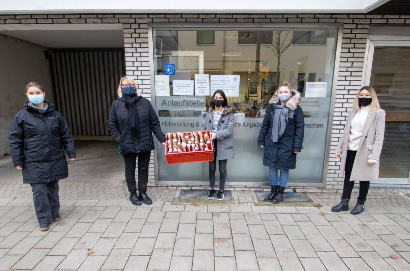 Übergabe an der Anlaufstelle im Geisbruch