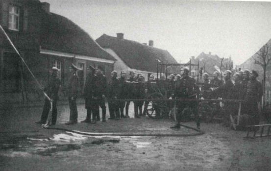 Übung der Hoerstgener Wehr auf der Dorfstraße (Datum unbekannt - wahrscheinlich vor 1937)
