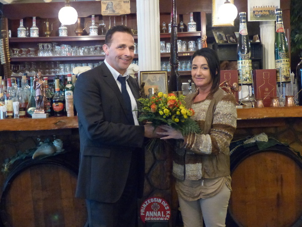 Bürgermeister Landscheidt mit Restaurantbesitzerin Anna Rigani