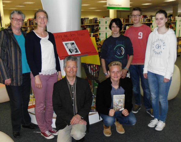 Ausstellung zum Gedenktag der Bücherverbrennungen in der Stadtbücherei Kamp-Lintfort