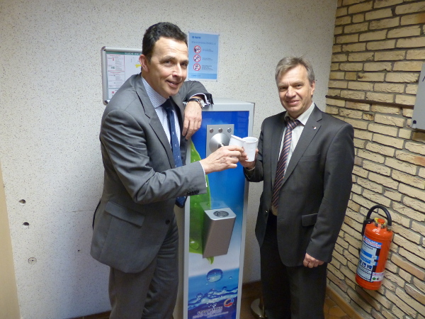 Stadtwerke Kamp-Lintfort sponsern Wasserspender im Rathaus
