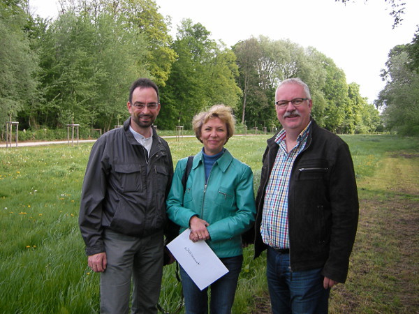 Silberpaar Ingo und Ilona Willimowski mit stellvertretendem Bürgermeister Jürgen Preuß bei der Baumpflanzaktion Frühjahr 2015