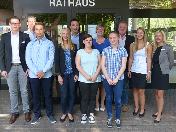 Gruppenbild mit Vertretern der Stadtverwaltung und den neuen Auszubildenden 2015