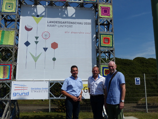 Hinweisträger werben für Landesgartenschaubewerbung Kamp-Lintfort