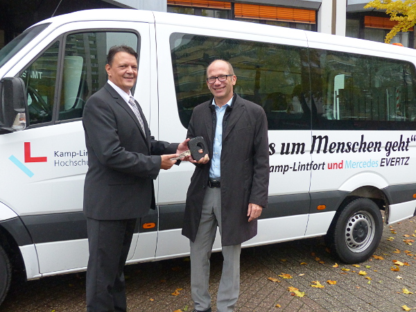 Firmenchef Wolfgang Evertz übergibt den gesponserten Kleinbus an Sozialdezernent Dr. Christoph Müllmann