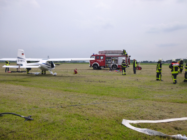 Einsatzübung Feuerwehr Kamp-Lintfort Flugplatz Saalhoff