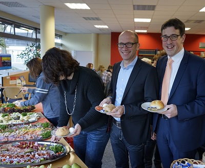 Dr. Christoph Müllmann und René Schneider am Buffet.