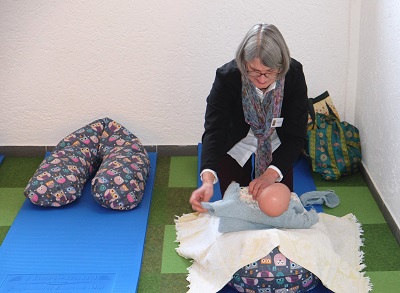 Hebamme Antje Meyer-Stoll mit Babypuppe.