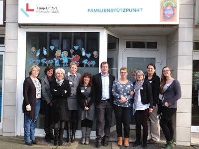 Team des Kindernests vor dem Eingang.