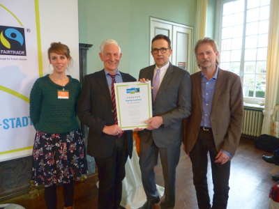 Judith Klingen, Manfred Holz, Prof. Dr. Christoph Landscheidt und Martin Notthoff bei der Urkundenübergabe
