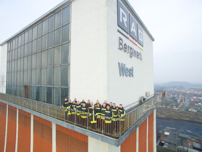 Alle beförderten, ernannten und geehrten Feuerwehrleute in 60m Höhe auf dem alten Zechenturm des Bergwerkes West
