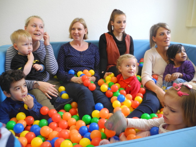 Die Erzieherinnen (v.l.n.r.) Maren Dahl, Anke Burbaum, Laura Vrolyks und Alena Gerfers  im Kreise Ihrer Schützlinge