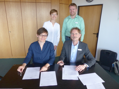 Professorin Katja Benfer und Professorin Ulrike Böhm von der bbzl laga unterschreiben gemeinsam mit Martin Notthoff, Geschäftsführer und Andreas Iland, Prokurist der Landesgartenschau Kamp-Lintfort 2020 GmbH, den Vertrag für die LaGa 2020
