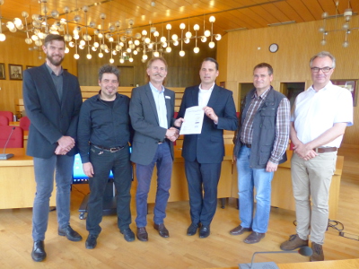 Ulf Siemes, RAG Montan Immobilien GmbH, Akke Wilmes, Verbraucherzentrale NRW, Martin Notthoff, Dezernent, Sebastian Mehrhoff, Innovation City Management GmbH, Axel Witzke, Projektleiter und  Andreas Hübner, Gertec GmbH, bei der Übergabe des Quartierkonzeptes