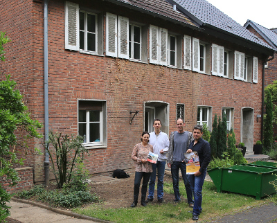Ilona Haje und ihr Mann lassen sich vor Ort zur Sanierung beraten