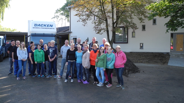 Gruppenbild beim Umzug der Kita Löwenzahn in den Niersenbruch