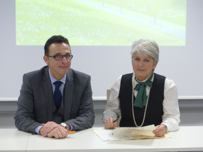 Bürgermeister Prof. Dr. Landscheidt und Regierungspräsidentin Birgitta Radermacher unterschreiben den Förderbescheid