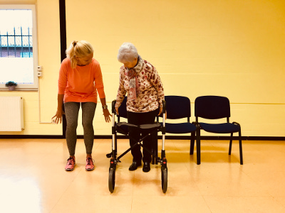 Ute Kößlinger, Leiterin des Workshops, gab persönliche Tipps zum richtigen Umgang mit dem Rollator