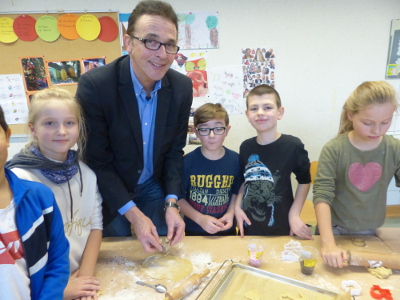 Bürgermeister Christoph Landscheidt hat fleißige Helfer um sich beim backen mit fairen und regionalen Produkten