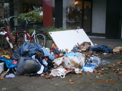 Zerrissende Müllsäcke in der Innenstadt