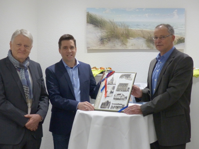 Wirtschaftsförder Dieter Tenhaeff gratuliert Praxisinhaber Zahnarzt Frank Santamaria (mittig) am Freitag zur erfolgreichen Praxiserweiterung in Gegenwart seines Vorgängers Dr. med. dent. Heinrich Ingenhorst (links)