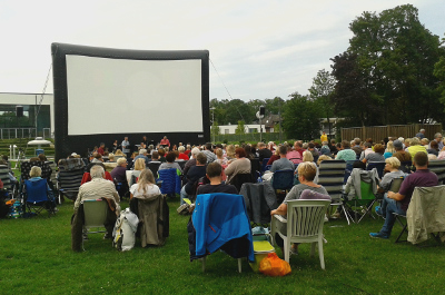 Open Air Kino im Panoramabad_Zuschauer warten gespannt auf den Filmbeginn