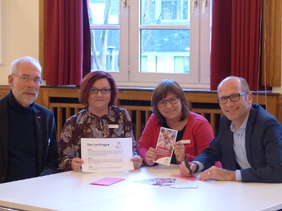 Joachim Eidens, Beauftragter Freiwilligenagentur, Simone Krölls, städtische Mitarbeiterin Ehrenamtskarte, Birgit Lötters, Koordinierungsstelle bürgerschaftliches Engagement, und Dr. Christoph Müllmann, Sozialdezernent, laden zum gemeinsamen Workshop beim Auftakttreffen mit den Vereinen