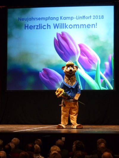 Kalli, das neue Landesgartenschau-Maskottchen, begrüßte alle Gäste im Saal, bevor das Bühnenprogramm startete