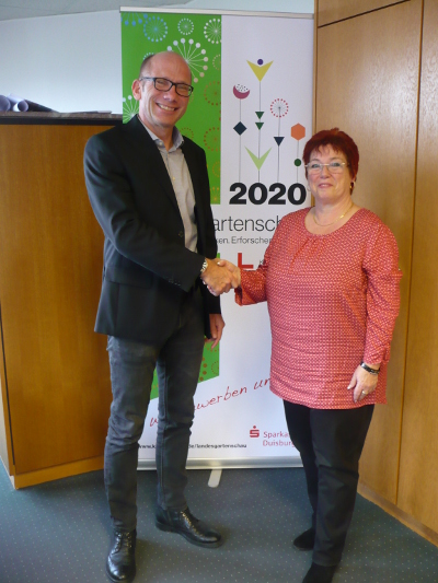 Christoph Müllmann gratuliert Doris Peters zu 40 Dienstjahren