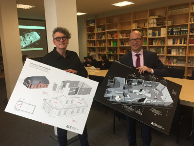 Klaus Seelig von der Agentur „Arndt + Seelig Kommunikationsdesign“ (links) und Kulturdezernent Dr. Christoph Müllmann präsentieren Ansichten des zukünftigen Bergbauzentrums aus der Präsentation