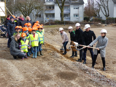 Unter Aufsicht der Kinder der Kita Löwenzahn nahmen die Projektverantwortlichen den ersten Spatenstich für den Kita-Neubau vor