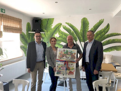 Bürgermeister Prof. Dr. Christoph Landscheidt und Wirtschaftsförderer Dieter Tenhaeff bei der Eröffnung der neuen Gaststätte Koh Munchies