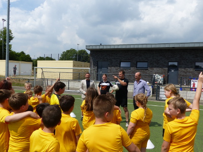 Geschäftsführer von Klartext für Kinder e.V. Michael Passon, die Trainer Sven Zocher und Charleen Goehrke sowie Jugendezernent der Stadt Kamp-Lintfort Dr. Christoph Müllmann stimmten die Kinder auf ihren letzten Trainingstag ein