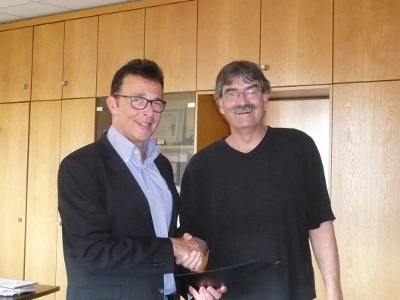 Bürgermeister Prof. Dr. Christoph Landscheidt (l.) gratuliert Ralf Angenendt zum 25-jährigen Dienstjubiläum