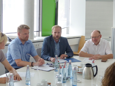 Laga-Prokurist Andreas Iland (l.), Hochschulprofessor Dr. Jens Gebauer und Laga-Geschäftsführer Heinrich Sperling (r.) sehen zahlreiche Kooperationsmöglichkeiten