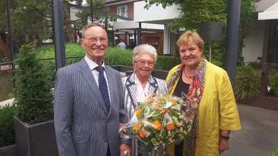 Barbara Drese (rechts) gratulierte den Eheleuten Fersch zum 70. Jubiläum