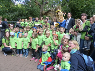 Gemeinsamer Besuch der Kita St. Marien, Stadt Kamp-Lintfort und der Laga zum Erdmännchen-Gehege im Duisburger Zoo