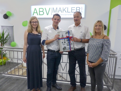 Wirtschaftsförderer Dieter Tenhaeff (2. v. r.) begrüßt Alexander Braun und sein Team in ihrem neuen Büro auf der Moerserstraße