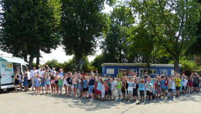Rund 85 Kinder machte Bürgermeister Landscheidt mit dem Eiswagen glücklich